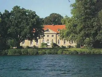 Landhuis van de familie Von Bernstorff, Stintenburg-eiland in de Schaalsee, gem. Zarrentin
