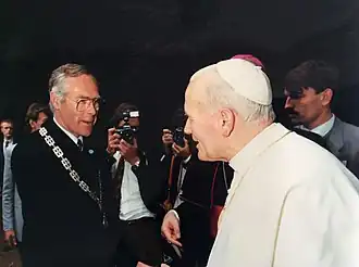 Burgemeester A. Schreuder tijdens bezoek van paus Johannes Paulus II aan Nederland (1985)