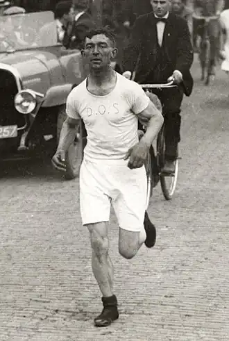 Bertus Brouwer in actie in 1924 tijdens de marathon Utrecht-Amsterdam.