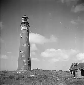Door gevechten beschadigde vuurtoren Eierland in november 1945