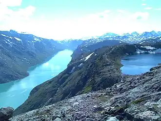 Besseggen gezien vanuit het oosten met het meer Gjende links en Bessvatnet rechts