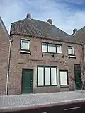 Woonhuis, voorheen met winkel, deel van blok van zeven woonhuizen