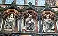 St. Chad, Peada en Wulfhere. Negentiende-eeuws beeldhouwwerk boven de westelijke ingang van de kathedraal van Lichfield