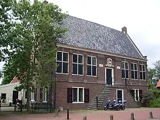 Voorzijde van het raadhuis