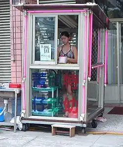 Meisje in betelnotenverkoop­kraampje in Taiwan