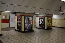 De verdeelhal onderaan de roltrappen