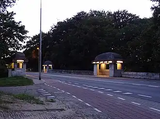 Viaduct Apeldoornseweg, dicht bij de villa. De beschilderde koepels in de wachthuisjes waren een onderdeel van de bewijsvoering in de zaak.
