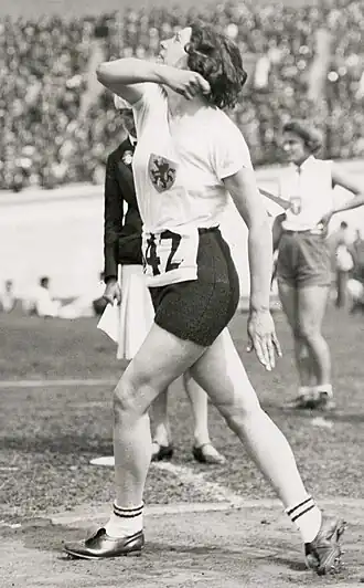 Bets Dekens in actie tijdens de OS van 1928