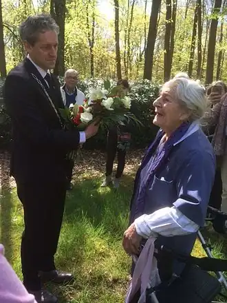 Van der Pas met Holocaustoverlevende Betty Bausch-Polak bij een herdenking