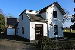 Overwegwachterswoning 45 bij het begin van de voormalige verbindingsboog van Kruisingsstation Beugen (Laag)