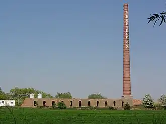 De vlamoven met schoorsteen, tijdens de renovatie en daardoor nog zonder het karakteristieke dak.