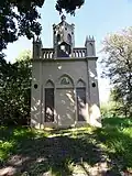 Boerenhofstede De Oude Tempel (Beuningen) met daarachter Mausoleum van Van 't Lindenhout