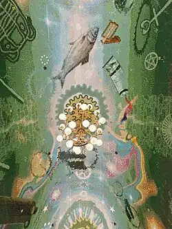 Detail van plafondmozaïek en kroonluchter