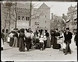 De Beurs van Berlage en het Beursplein met zicht op de huizen van de Beursstraat, 1903