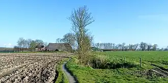 Boerderij Beusum met rechts de wierde gezien vanaf het Panserpad