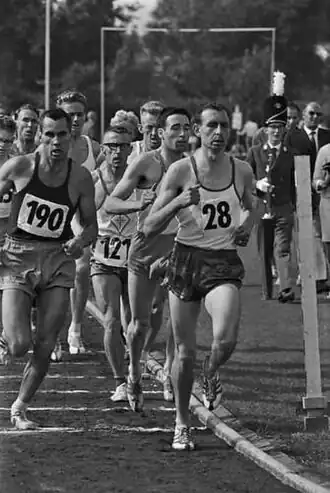 Joep Delnoye (nr 28), tijdens de 10.000 m op de NK Atletiek 1964 in Beverwijk