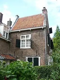 De regentenkamer is aan de achterzijde uitspringend ten opzichte van de achtergevels van de vrijwoningen