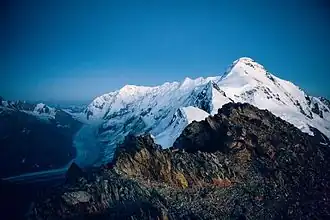 Noordkant van de Bezengimuur gezien vanaf de Lalveri met de Gistola, Dzjanga en Sjchara. Beneden de Bezengigletsjer.