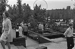Bezoekers in de terrastuinen op het dijklichaam.