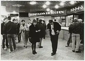 Bezoekers voor de Brinkmann-bioscopen in de Brinkmann-passage in 1996