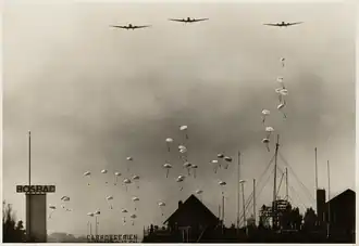 Landing van Duitse parachutisten in de Tedingerbroek-polder, oostelijk van Den Haag, gezien vanuit de Haagse wijk Bezuidenhout