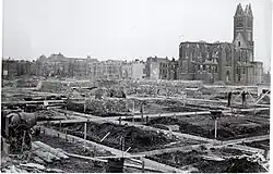 Op de achtergrond de ruïnes van de O.L.V.-van-Goede-Raadkerk aan de Bezuidenhoutseweg