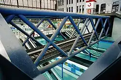 De overbrugging van de metrokuip tussen het afgezonken spoor en de nieuwe tunnel voor de Cercanías