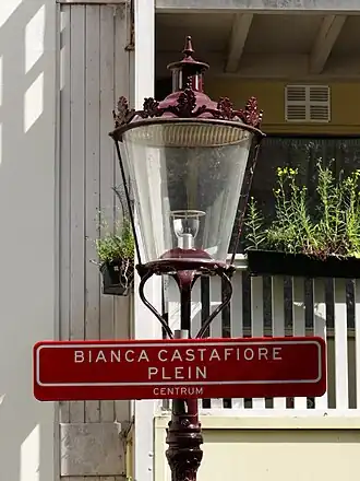 Rood straatnaambord in 2017