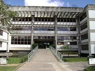 Ingang centrale bibliotheek van de universiteit