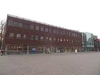 Links de bibliotheek en rechts het museum