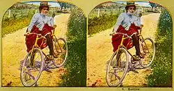 Stereokaart van een vrouw met fiets, 1900