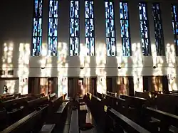 De biechtstoelen, links de H. Rita