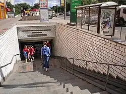 De toegang tot het station