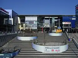 Nieuwbouw bij het station, links bioscoop Cinemaxx