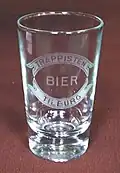 Bierglas met geëtste merknaamopdruk.