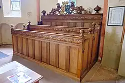 Een van de 18e-eeuwse herenbanken van de familie van de borg Luinga