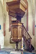 De kansel uit ca. 1650 werd in 1950 in het koor geplaatst