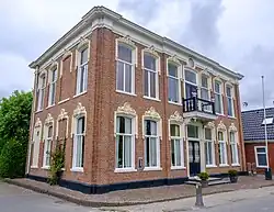 Het eclectische voormalige gemeentehuis uit 1885 (ontwerp B. (Bronno?) Wiertsema).