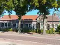 Antoniusschool met boven meesterhuis met kenmerken van chaletstijl en art-decostijl