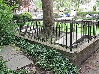 Ten zuiden van de kerk gelegen familiegraf met vier graven