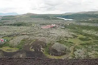 Het Bifröst college gezien vanaf de Grábrók krater, met op de achtergrond het Hreðavatn meer