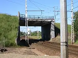 Het raccordement van Connerré-Sud kruist de spoorlijn Paris-Montparnasse - Brest bovenlangs.