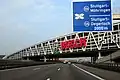 Bosch-parkeergarage over de snelweg bij luchthaven van Stuttgart. (2015)