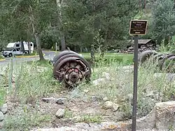 Bord met indicatie van het waterpeil van de rivier tijdens de overstroming van 1976 en de vernielde turbines van de waterkrachtcentrale