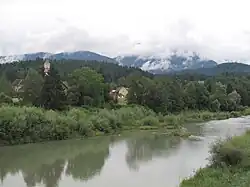 De Drau met Rosegg op de achtergrond