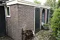 Bakstenen toiletgebouwtje