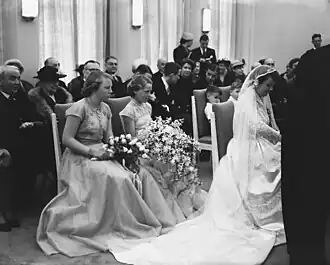 Bij het huwelijk van jonkheer Arnoud Jan de Beaufort met jonkvrouwe Cornelie Sickinghe in Den Haag zijn prinsessen Beatrix en Irene bruidsmeisjes