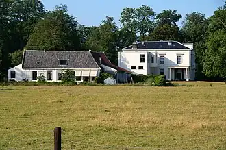 Hoofdgebouw en bijgebouw (voormalig koetshuis)