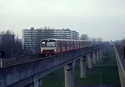 LHB-materieel rijdt station Kraaiennest binnen.