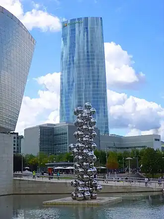 De toren gezien vanaf het Gugenheim Museum